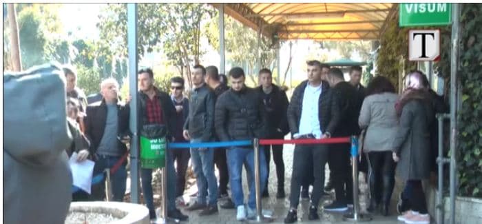 Lumë aplikimesh në Ambasadën Gjermane për viza pune (VIDEO)