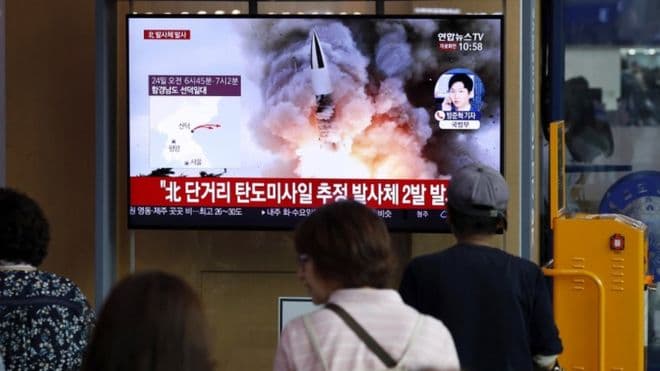 Koreja e Veriut lëshon në det dy raketa balistike me rreze të shkurtër (VIDEO)