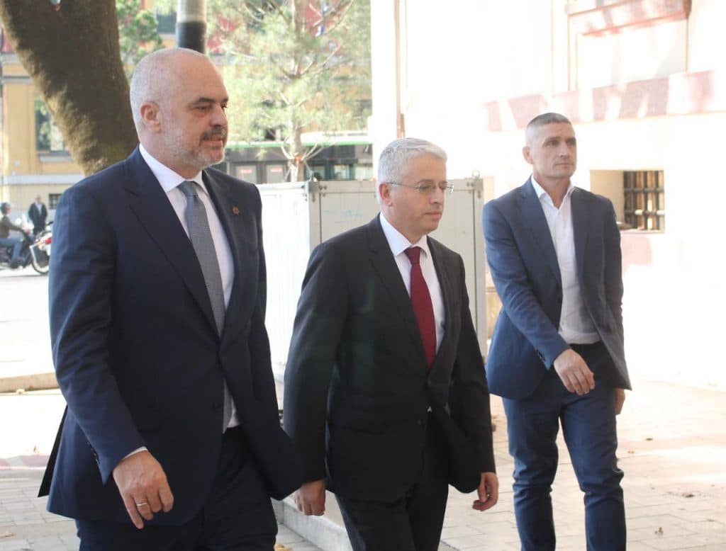 Presidenca, 14 pyetje Ministrisë së Mbrojtjes për Sandër Lleshin. Rama: Zgjidhja është e thjeshtë