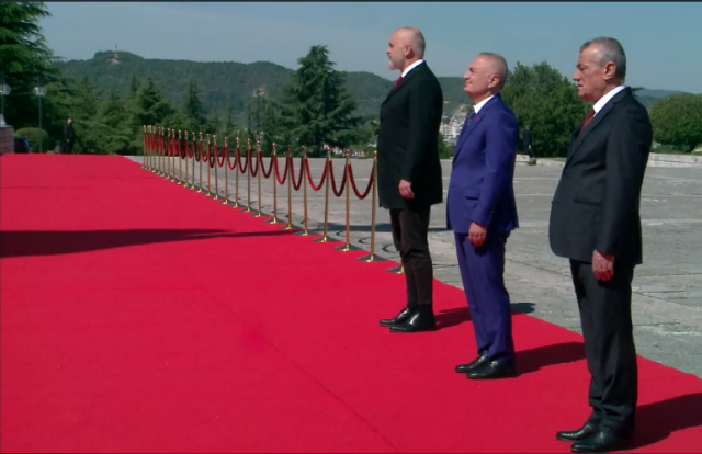    Homazhe te Varrezat e Dëshmorëve/ Meta, Rama e Ruçi bashkë në 5 Maj