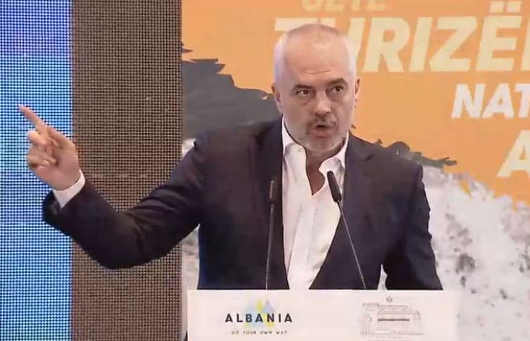 Rama nxehet me të rinjtë që fishkëllejnë ndërsa flet: Ja ku e keni pyllin (VIDEO)  