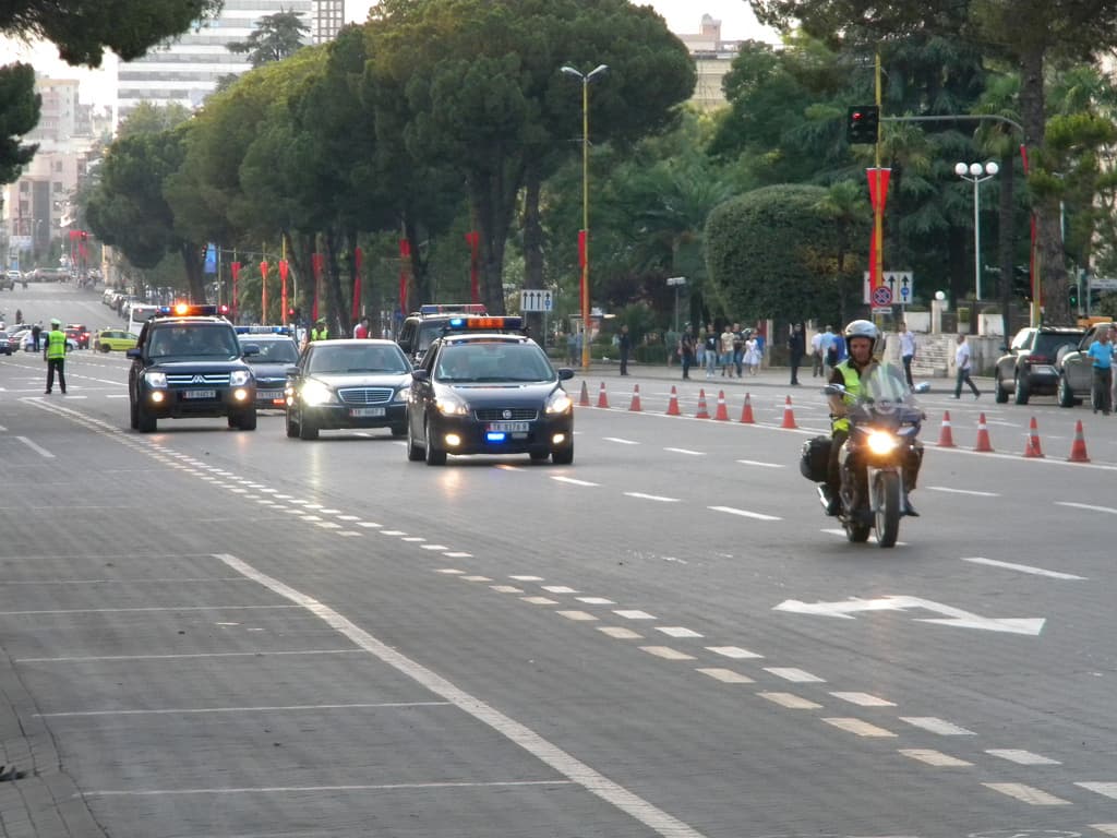 Korçë, aksidentohet një prej makinave të eskortës së Ramës