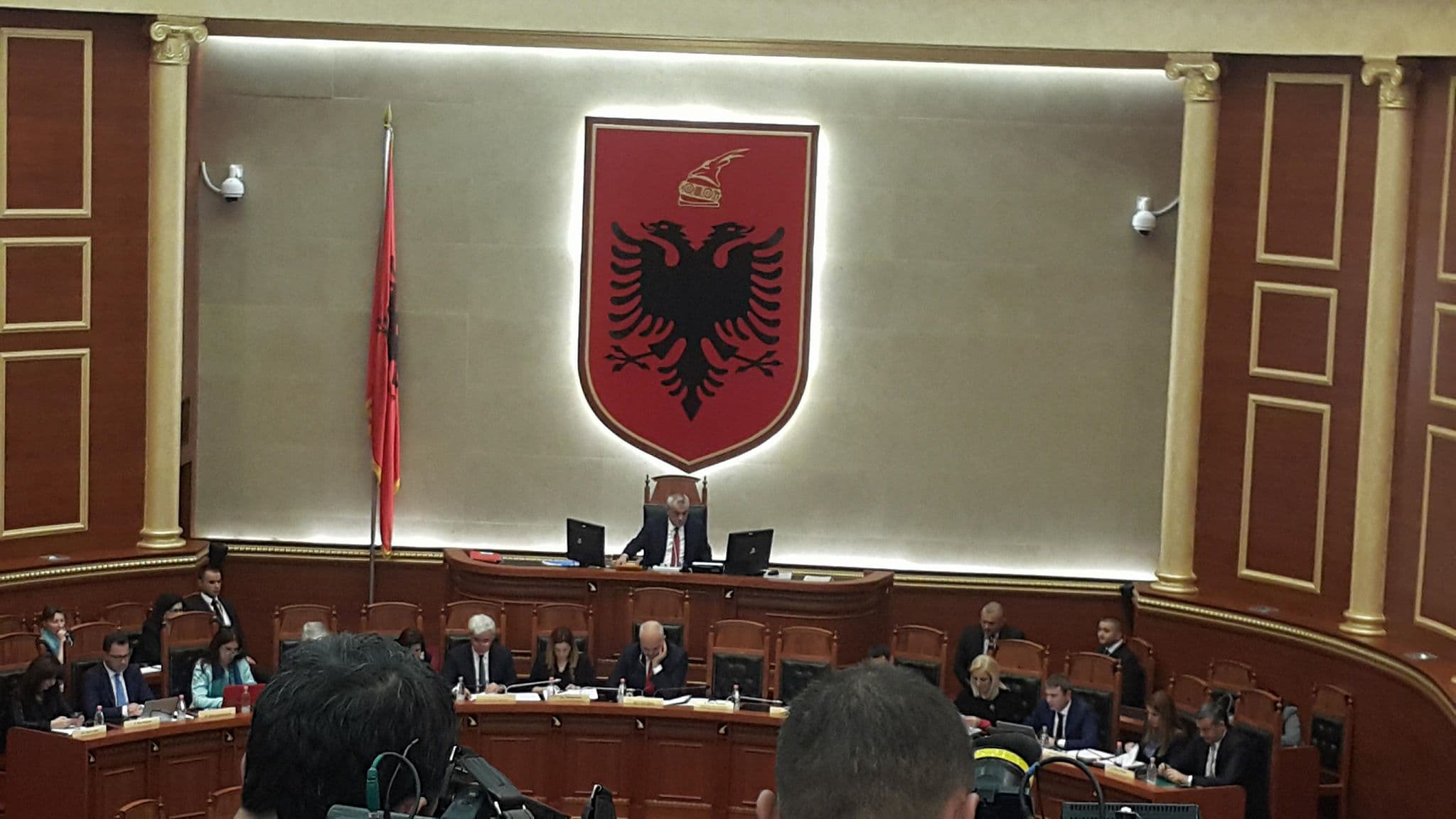 FOTOLAJM/ Rama refuzon të dëgjojë opozitën, vendos kufjet në Parlament