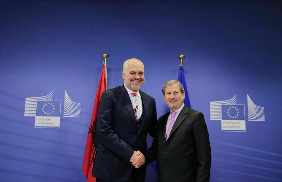 Eurokomisioneri Hahn: Bëni paktin detar me Greqinë (VIDEO)