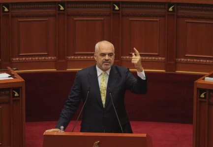 Rama reagon për protestat e studentëve: Tarifat nuk i përcakton Ministria por universiteti