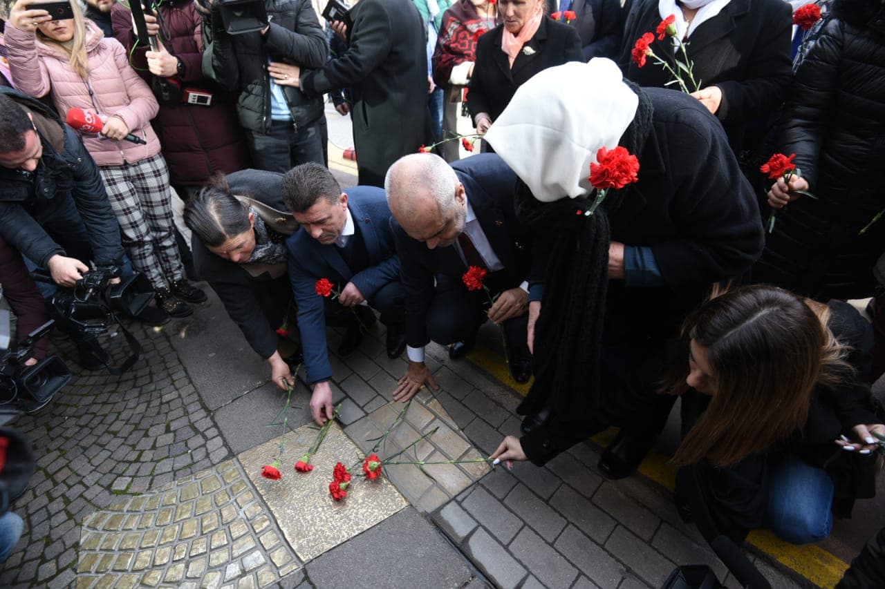 Sot 8 vjet nga “21 janari”, familjarët: Kemi shpresë te drejtësia e re (VIDEO)