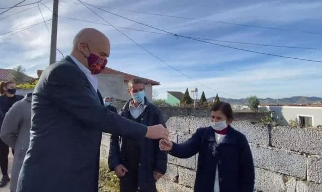 Rindërtohen katër shtëpi në Farkë/ Rama: Shtëpitë në pika të largëta mund t'i bëjmë diku tjetër
