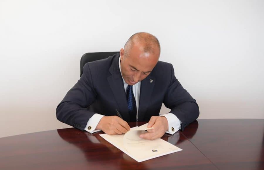 Haradinaj dorëzon në Kushtetuese kërkesën për interpretim të dorëheqjes së tij (VIDEO)