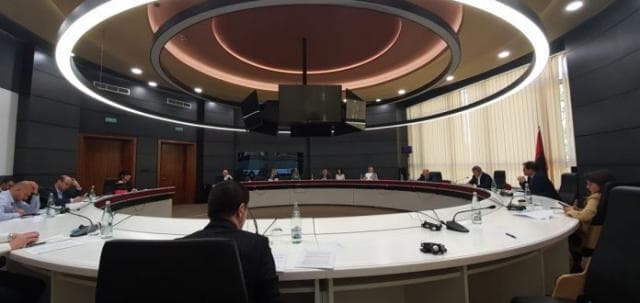 Opozita i kërkoi takim për Zgjedhoren/ PS: Të hënën është Bajram, takohemi të martën