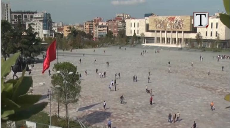 Kamp refugjatësh në Shqipëri? Kurz: Do ta shohim (VIDEO)