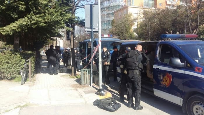RENEA sekuestron arsenal armësh të një grupi kriminal në Elbasan