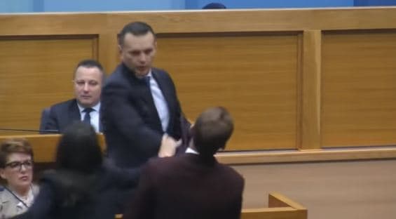Dhunë në kuvendin serb për paktin e NATO-s/ Ministri godet deputetin: Uluni, majmun! (VIDEO)