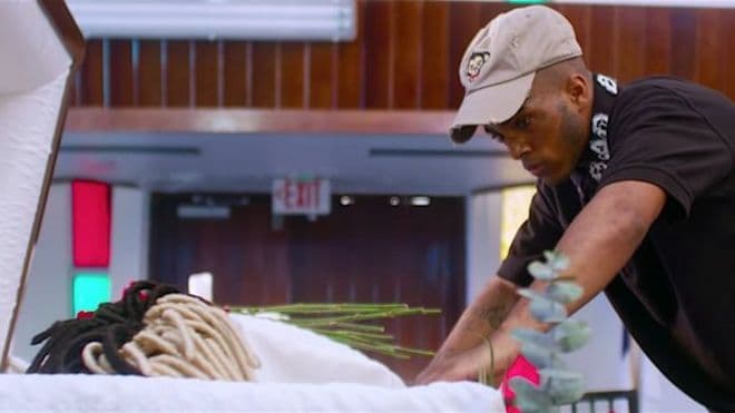 Reperi i vrarë XXXTentacion shfaqet në funeralin e tij (VIDEO)