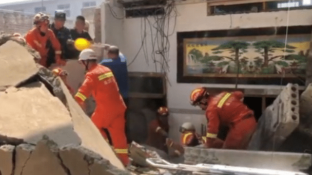 Një restorant shembet në Kinë: 13 viktima dhe shumë persona të tjerë nën rrënoja