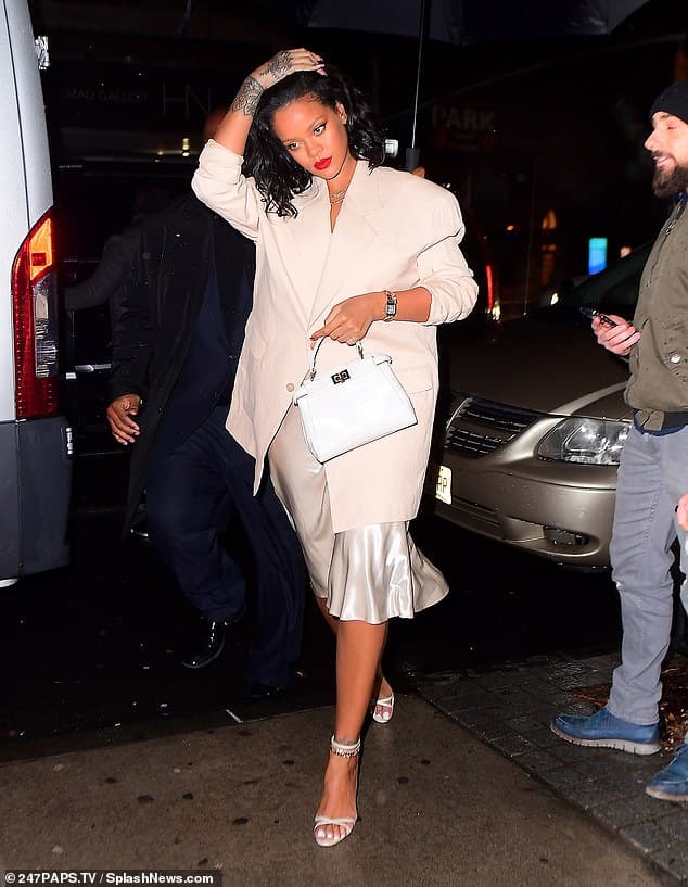 Rihanna di si të tërheqë vëmendjen sa herë që del (VIDEO)