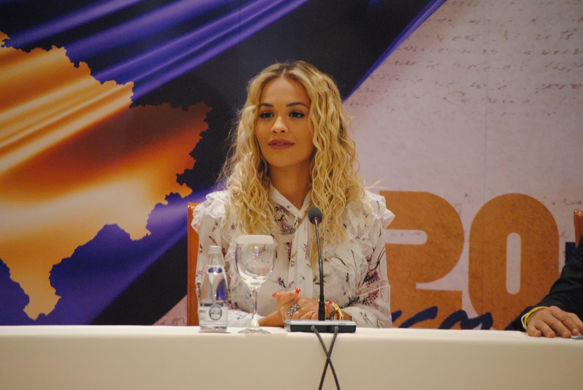 Mesazhi i Rita Oras për 10-vjetorin e Pavarësisë së Kosovës dhe një propozim live për martesë (VIDEO)