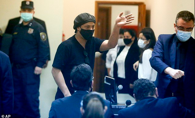 Ronaldinho rifiton lirinë