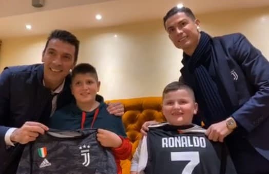 Rama surprizon fëmijët që u hodhën nga pallati, i takon me Ronaldon dhe Buffon