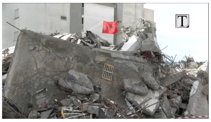 Vijojnë kërkimet për një të mbijetuar në Durrës (VIDEO)
