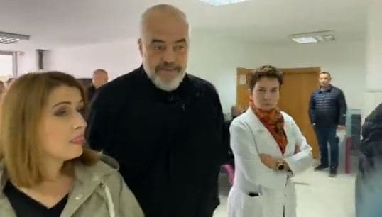 Rama inspekton dëmet e tërmetit në QSUT, njofton për marrëveshje me një kompani turke (VIDEO)