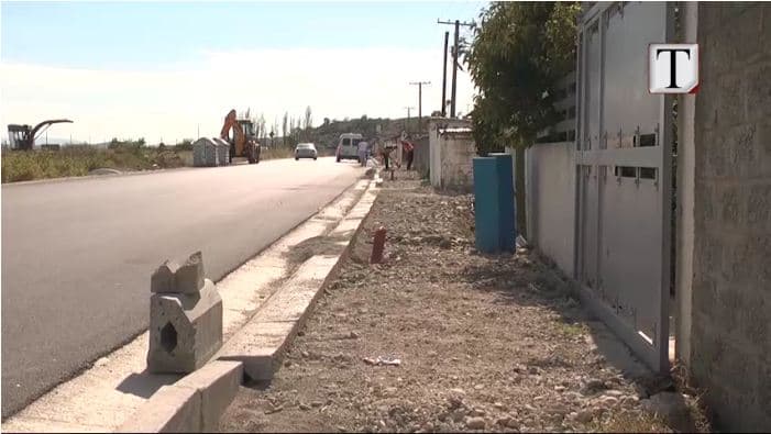 Rruga Cërrik-Belsh /Sqarimi i Fondit Shqiptar të Zhvillimit: Në Shalës shtrati i asfaltit është më i gjerë sesa në projekt (VIDEO)