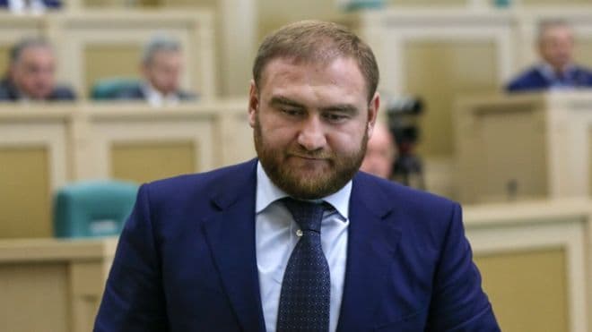 Ligjvënësi rus arrestohet në parlament pasi akuzohet për vrasjet e vitit 2010