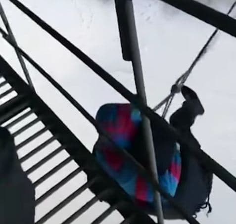 Kjo ndodh kur situata të del jashtë kontrollit, çifti bie mbi lumin e ngrirë (VIDEO)