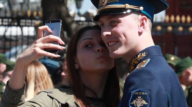 Frika nga mediat dhe rrjetet sociale, Rusia ndalon smartfonët për ushtarët
