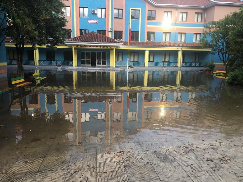 Përmbyten tre shkolla në Tiranë/ Ministria e Arsimit anulon mësimin