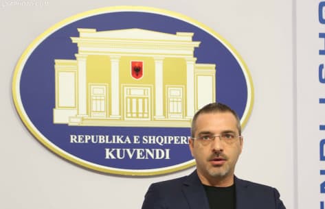 Tahiri lë mandatin e deputetit, sulmon Ramën, Metën dhe Berishën. Reagon opozita (VIDEO)