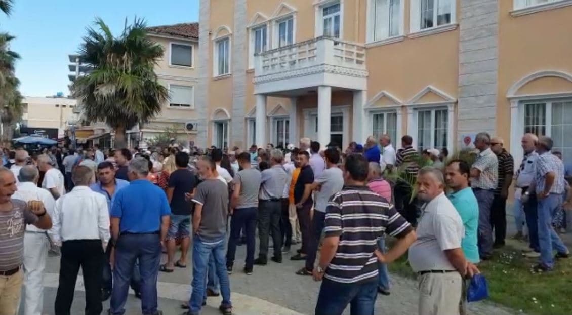    Tensione edhe në Bashkinë e Kavajës, protestuesit nuk lejojnë betimin e kryebashkiakut të ri