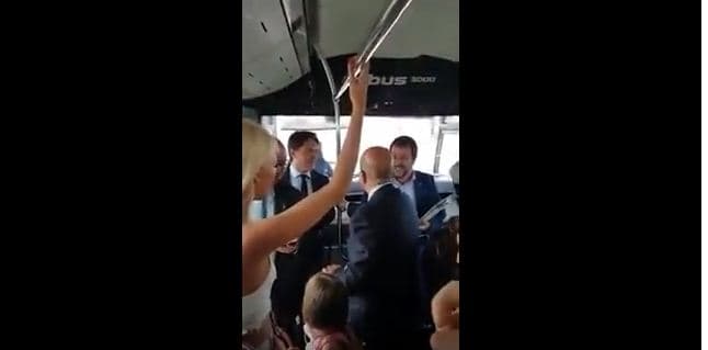 “Bella ciao”, Salvinit i këndojnë në autobus (VIDEO)