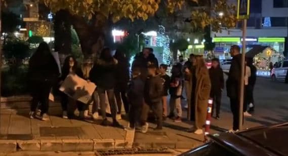 Protestë paqësore në Sarandë, ndizen qirinj dhe kërkohet drejtësi për Klodianin (VIDEO)