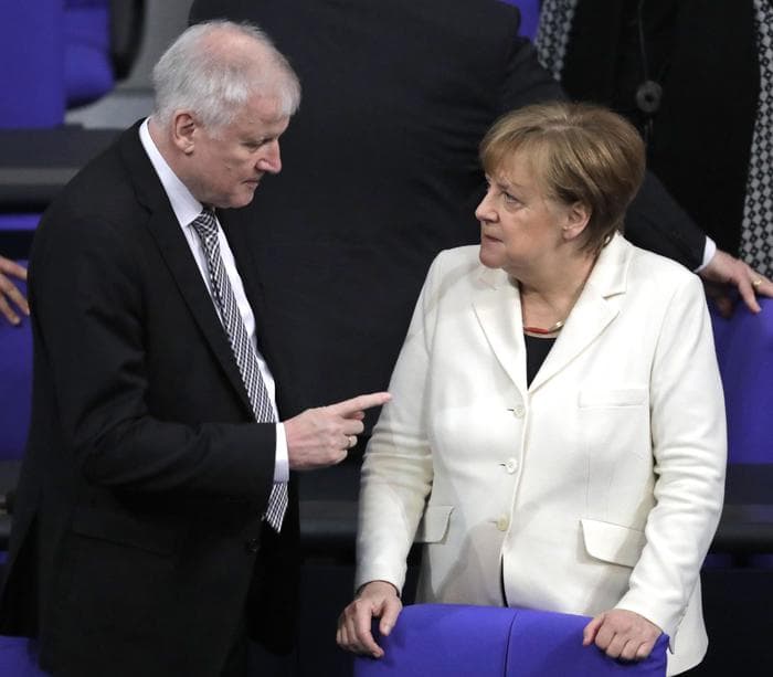 Vijon “dhimbja e kokës” për Merkelin, Seehofer ende i pakënaqur me marrëveshjen për emigrantët