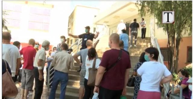 Kaos jashtë pavionit të sëmundjeve të brendshme (VIDEO)