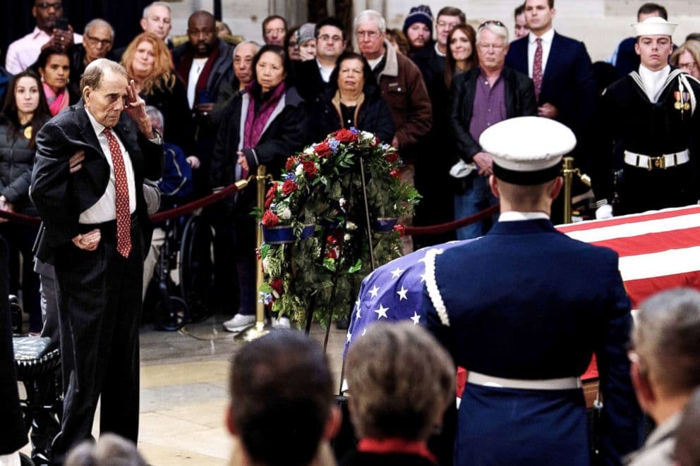 Senatori dhe veterani i Luftës së Dytë Botërore ngrihet nga karrigia me rrota para arkivolit të George H.W. Bush (VIDEO)