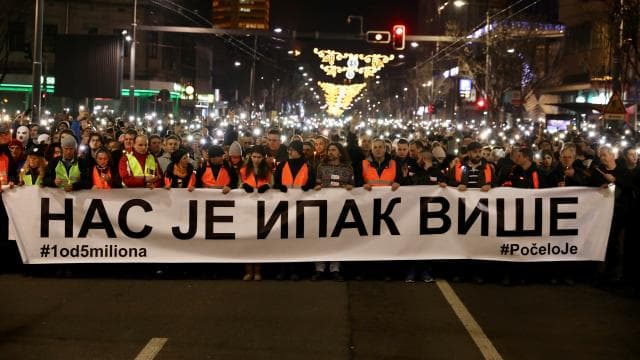 Mijëra persona marshojnë në Beograd në protestën anti-qeveritare, kërkojnë zbardhjen e vrasjes së Ivanoviç 