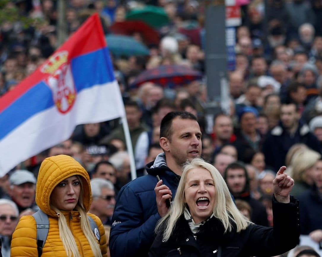 Mijëra protestues kundër presidentit të Serbisë Vucic