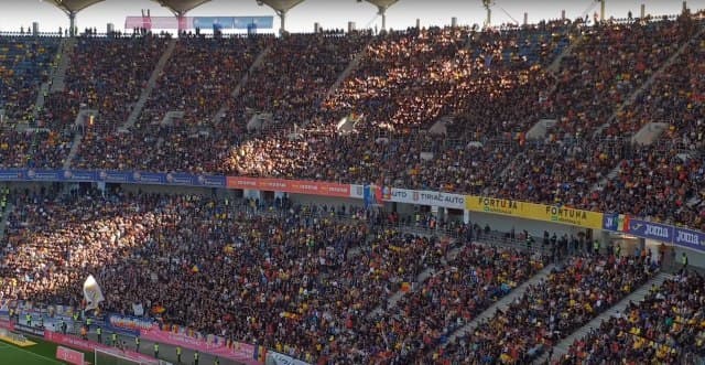 Përballja me Serbinë, tifozët rumunë këndojnë në kor: Serbia është Kosovë (VIDEO)