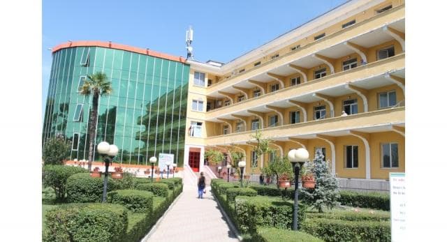 Të infektuara me Covid, nënë e bijë humbin jetën tek "Shefqet Ndroqi"