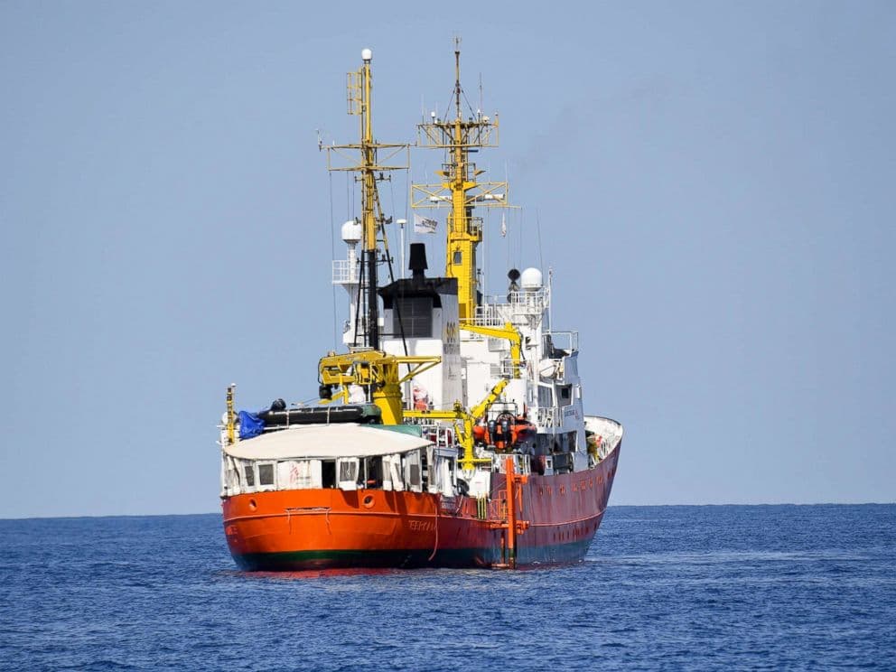 Odiseja e 629 emigrantëve, “Aquarius” mbërrin në Spanjë (VIDEO)