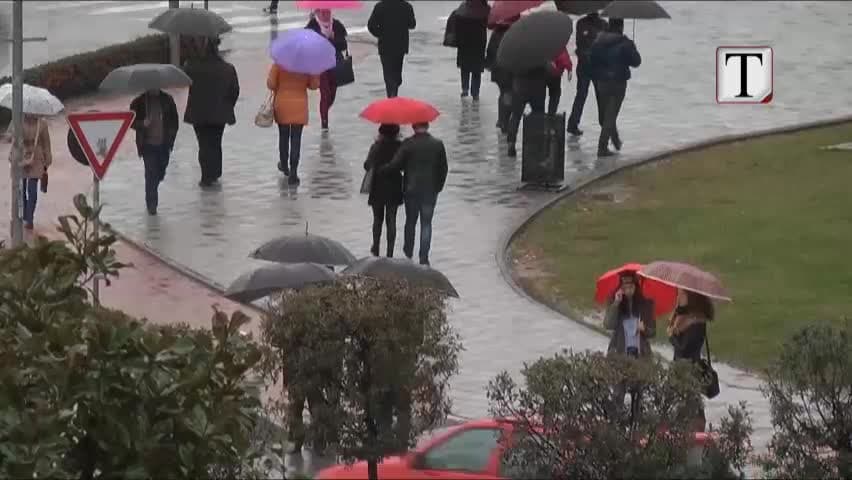 Ditët e para të vitit, shi e borë në vend (VIDEO)