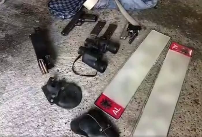 Kapet 24-vjeçari në Shkodër me dy pistoleta në shtëpi dhe targa false