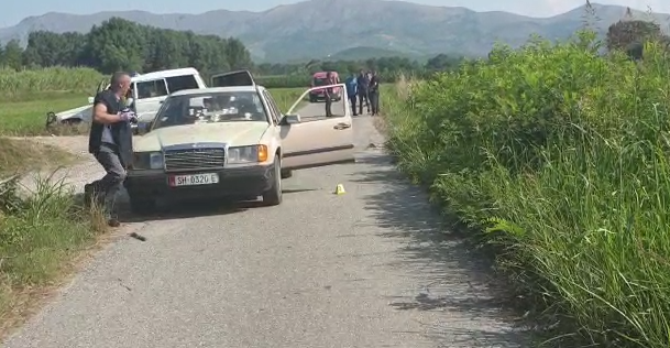 I bënë pritë dhe e qëlluan me automatik makinën, shpëton biznesmeni në Shkodër