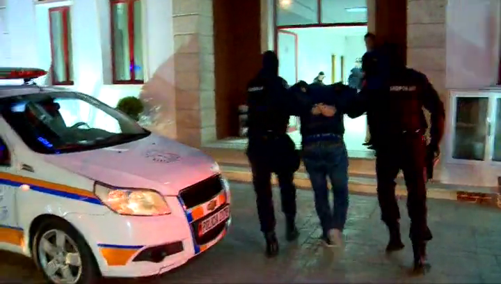Hodhën eksploziv në oborrin e komshiut, policia arreston dy vëllezërit