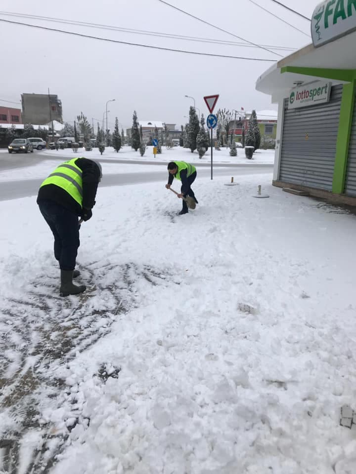 Dëbora vështirëson qarkullimin, mbyllen disa shkolla