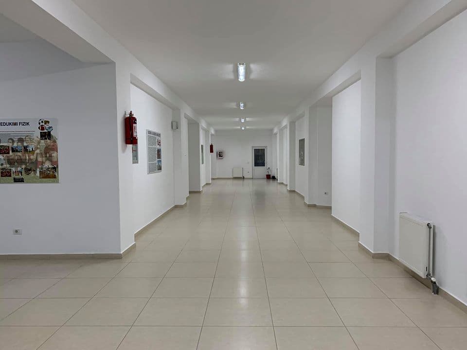 Vret tërmeti apo ndërtimet? Përgjigjja është te kjo shkollë në Durrës (FOTO)