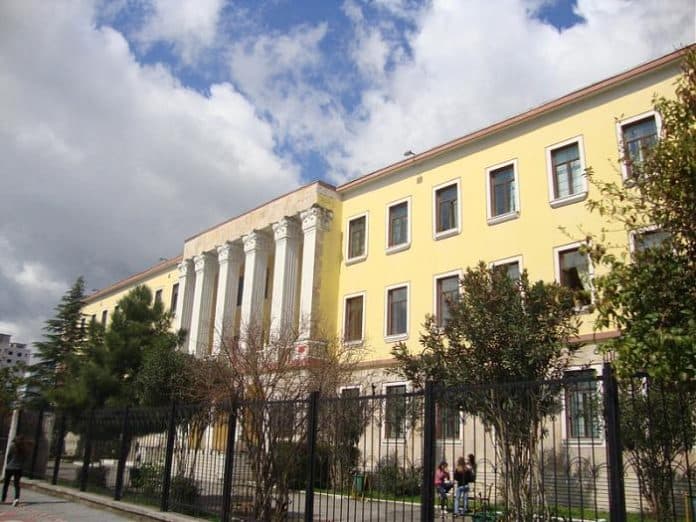 Tërmeti/ Ministrja Shahini: Nuk mbahet mësim as nesër, familjet duhet të qëndrojnë bashkë