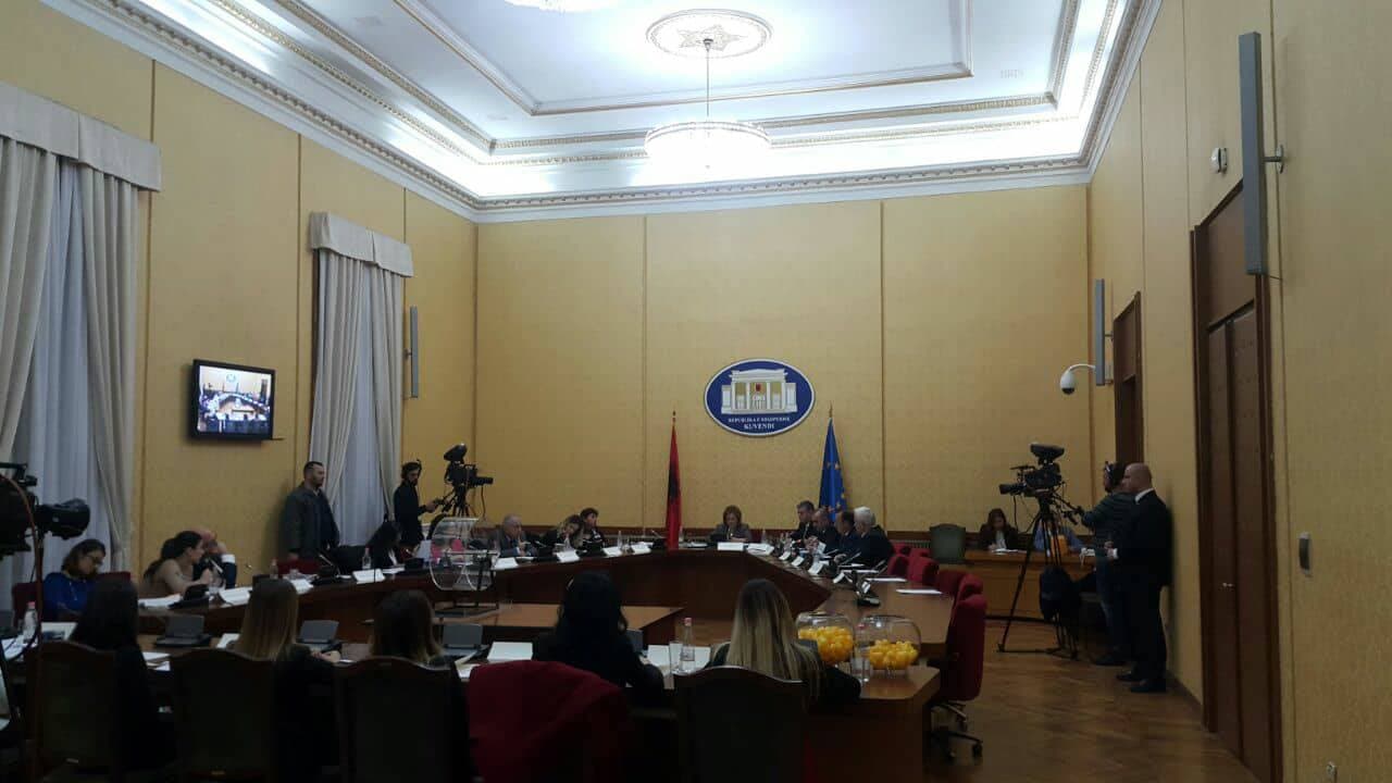 Hidhet shorti për anëtarët e KED-së, debate mes Hysit dhe Halimit