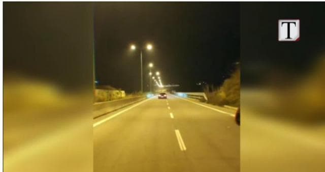 Shpejtësi dhe çmenduri në rrugët që lidhin periferinë me Tiranën (VIDEO)